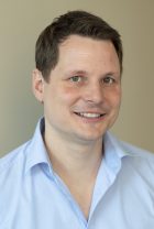 Eyerich_Kilian_web 2019-09-06. Kilian Eyerich
Prof. Eyerich (*1979) forscht auf dem Gebiet der Immunologie entzündlicher Hauterkrankungen wie der Psoriasis (Schuppenflechte) und dem atopischen Ekzem (Neurodermitis). Seine translational ausgerichtete wissenschaftliche Tätigkeit verfolgt das Ziel der Verbesserung von Diagnostik und Therapie dieser Volkskrankheiten.
Prof. Eyerich studierte Humanmedizin an der Universität Würzburg und der TU München. Im Anschluss absolvierte er den Ph.D. Studiengang „Medical Life Science and Technology“ an der TUM und dem Istituto Dermopatico Dell’Immacolata in Rom. Für seine vielfach ausgezeichnete und unter anderem durch die Bayerische Akademie der Wissenschaften, die DFG, die Fritz Thyssen-Stiftung und die Bayerische Forschungsstiftung unterstützte klinisch-orientierte wissenschaftliche Leistung erhielt Prof. Eyerich 2013 eine Heisenberg-Professur der DFG.